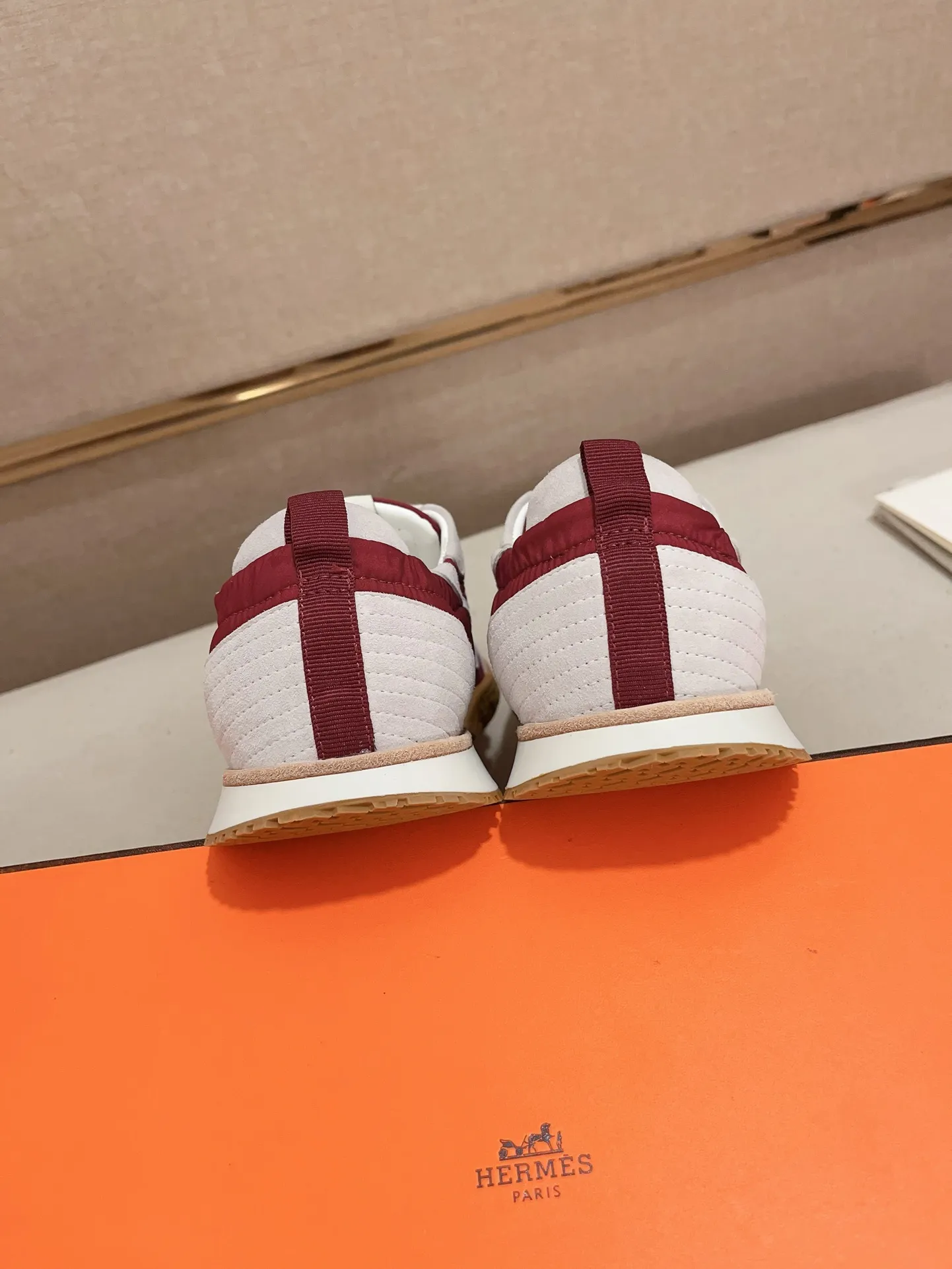 Men's men's shoes 💰: 720💰 Hermes top version # Couple style 💏 24ss casual sneakers Suede goatskin sneakers decorated with contrasting patterns and iconic "H" details, beautifully packaged at the delivery counter 🛍📦 Fabric: suede + cowhide Lining: mixed sheep lining Outsole: original TPU Bottom thickness: 2CM Size: 35-44